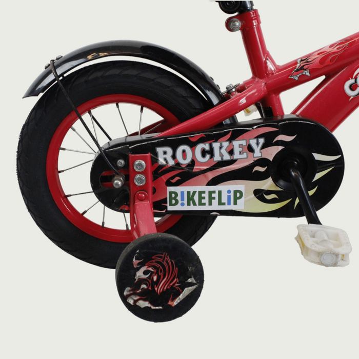 12.130 - BikeFlip, 12 inch kinderfiets, Rocky fiets, rode kinderfiets, terugtraprem, handrem, zijwieltjes, kabelslot