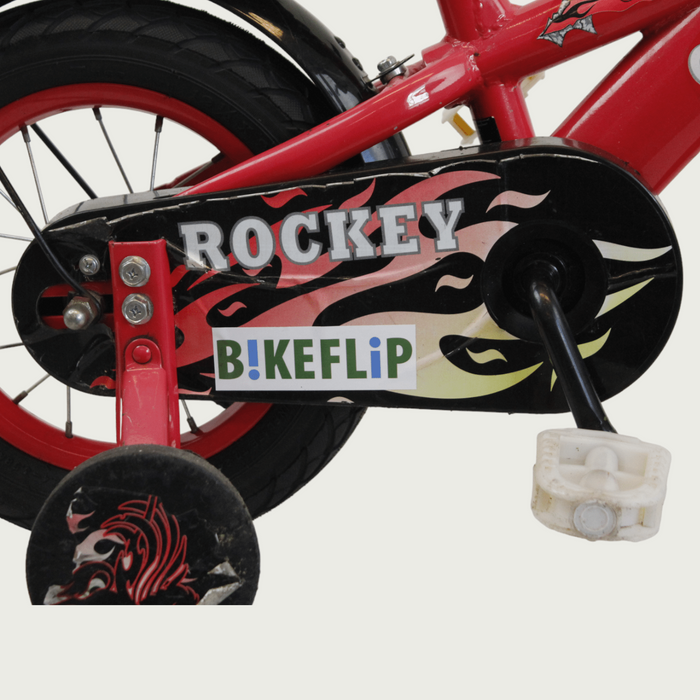 12.130 - BikeFlip, 12 inch kinderfiets, Rocky fiets, rode kinderfiets, terugtraprem, handrem, zijwieltjes, kabelslot