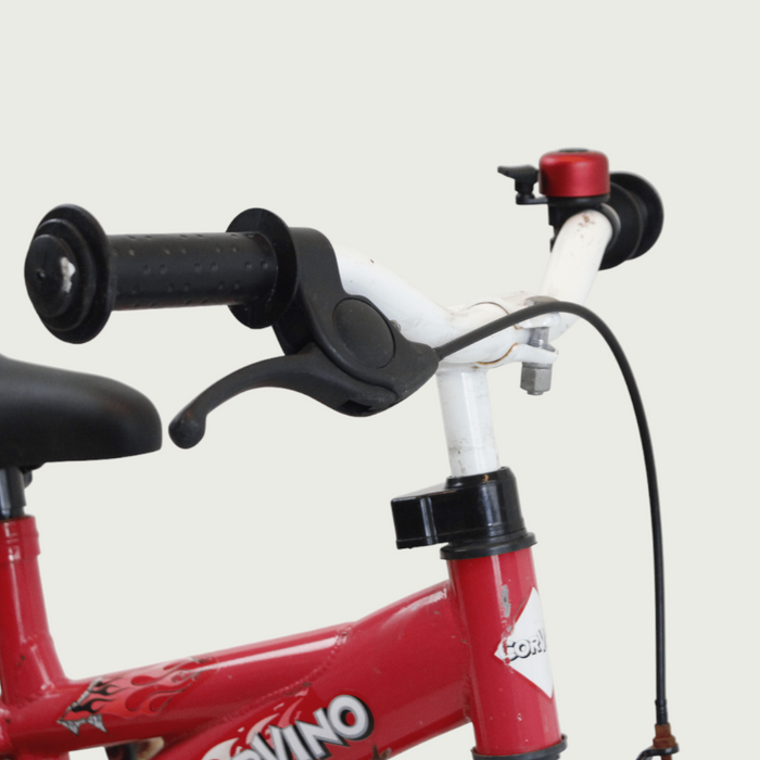 12.130 - BikeFlip, 12 inch kinderfiets, Rocky fiets, rode kinderfiets, terugtraprem, handrem, zijwieltjes, kabelslot