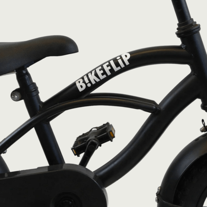 12.154 - BikeFlip, 12 inch kinderfiets, zwarte fiets, elegante fiets, terugtraprem, handrem, kabelslot, zijwieltjes