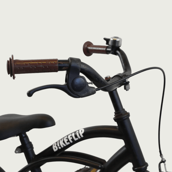 12.154 - BikeFlip, 12 inch kinderfiets, zwarte fiets, elegante fiets, terugtraprem, handrem, kabelslot, zijwieltjes