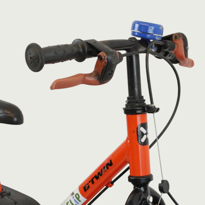 14.21 - BikeFlip, 14 inch fiets, oranje B'twin fiets, handremmen, geen versnellingen, kabelslot, vaste verlichting