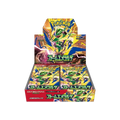 Pokémon TCG Storm Emeralda Booster-Box von The Pokémon Company mit aufgestellten Sammelkarten in einer offenen Verpackung